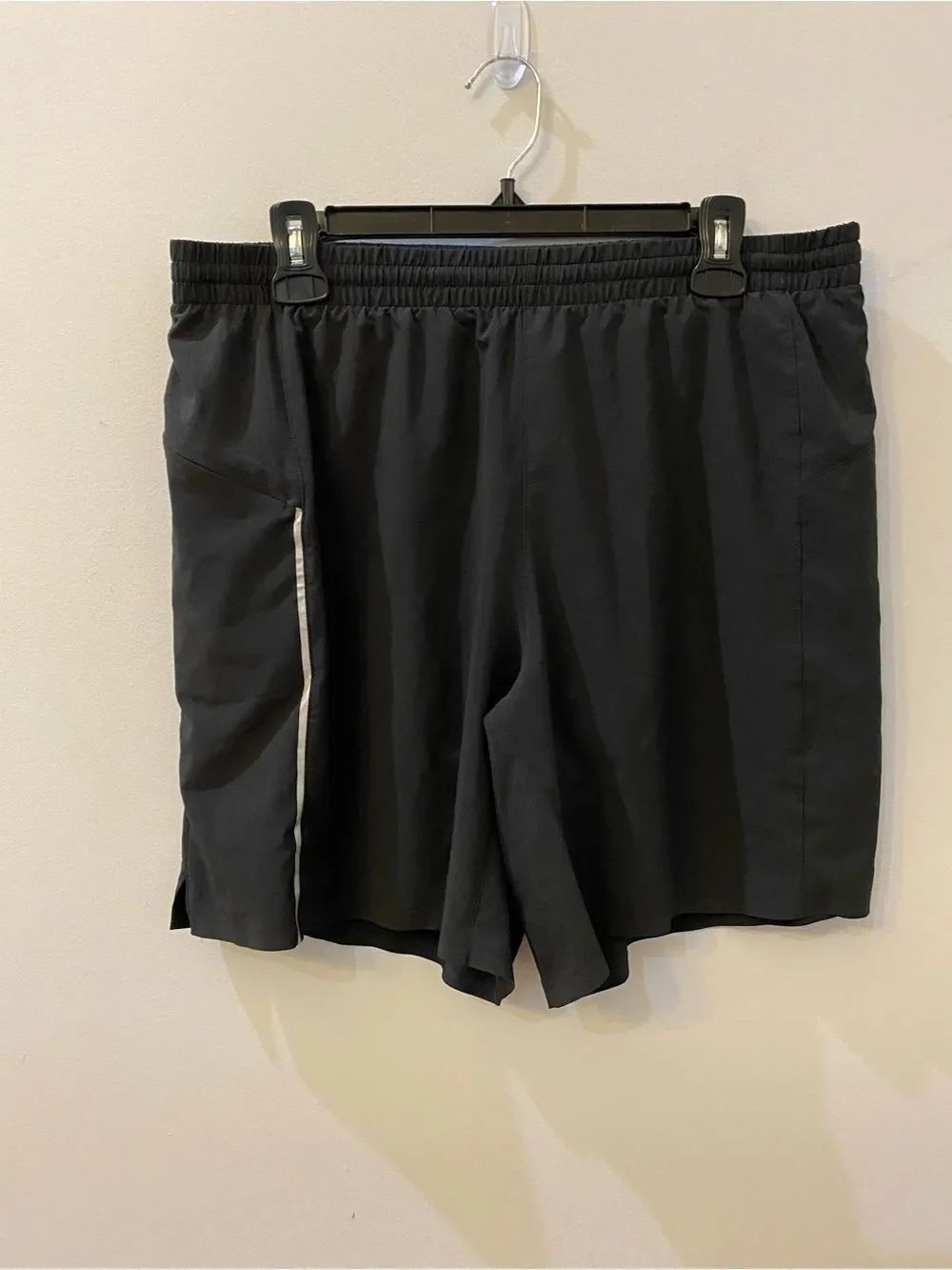 VRST Black Lined Athletic Shorts Men’s Size L